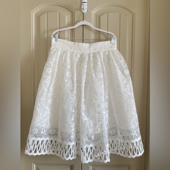 Chi Chi London Premium Lace Skirt with Cutwork Detail - Picture 5 of 12